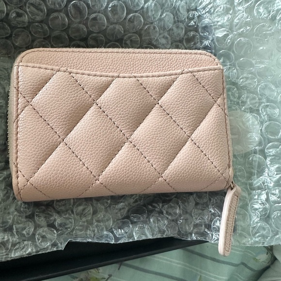 Chanel quilted lambskin zip around coin pouch - Picture 4 of 9